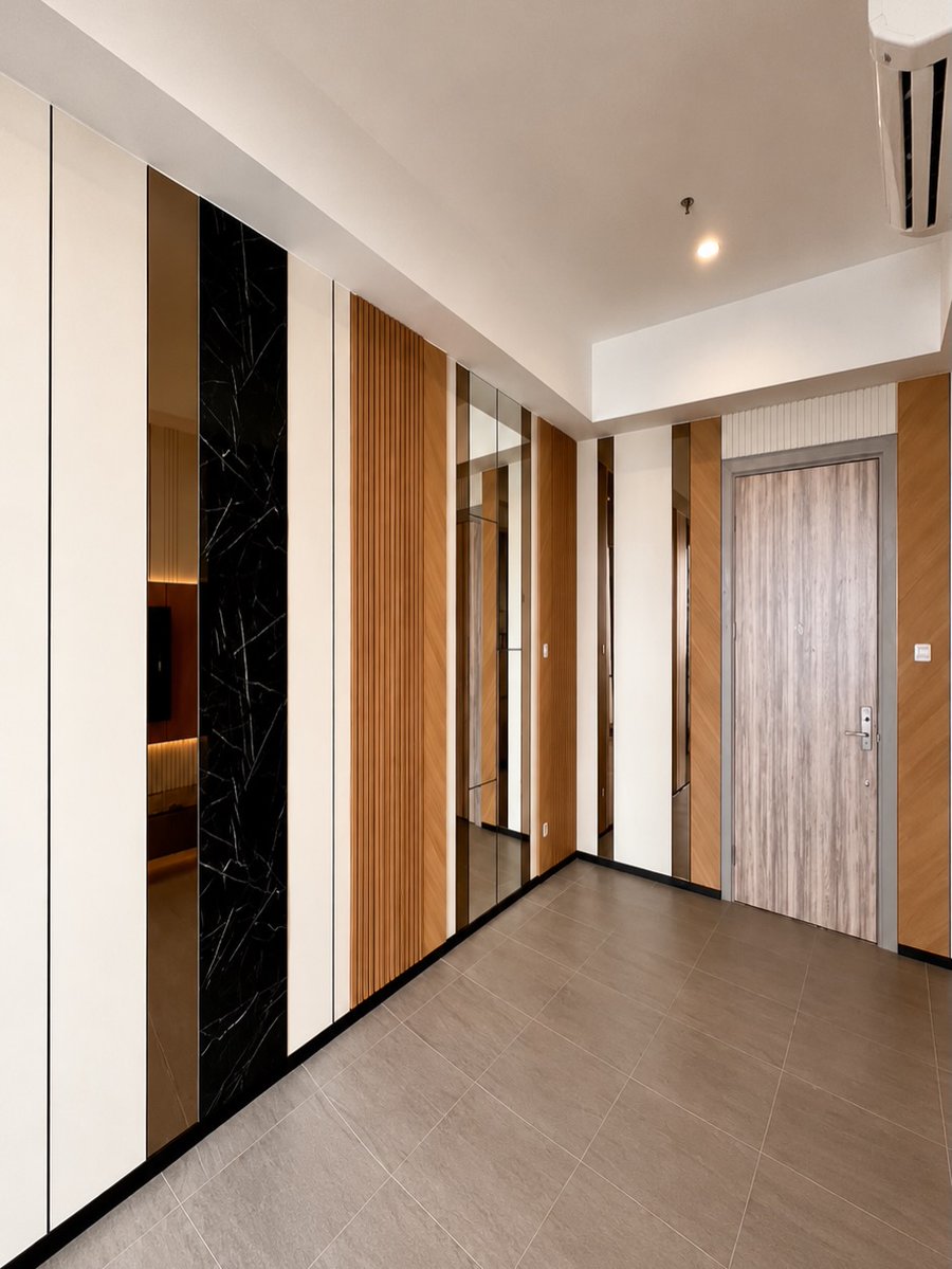 OrvilleAltrp's tweet photo. Desain cantik memadukan estetika dan fungsi. Kami mewujudkan interior yang sesuai gaya hidup Anda—rapi, elegan, dan penuh detail. Proyek Apartemen Menara Jakarta: ruang tamu dan area lift. Desain oleh RJm. https://t.co/Supz1Wrm4k