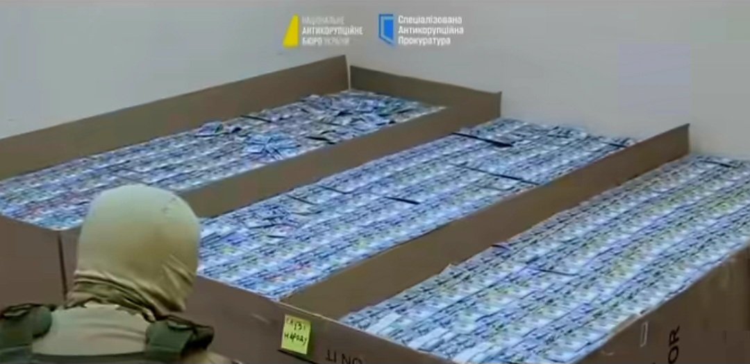 Daily__Front's tweet photo. Breaking 🚨: Cash amounting to approximately $140 million (around ₹1,150 crore) has been recovered from the office of a Ukrainian defense official. Anti-corruption agencies carried out the operation and have launched an investigation into the matter. https://t.co/2WfyetGml5