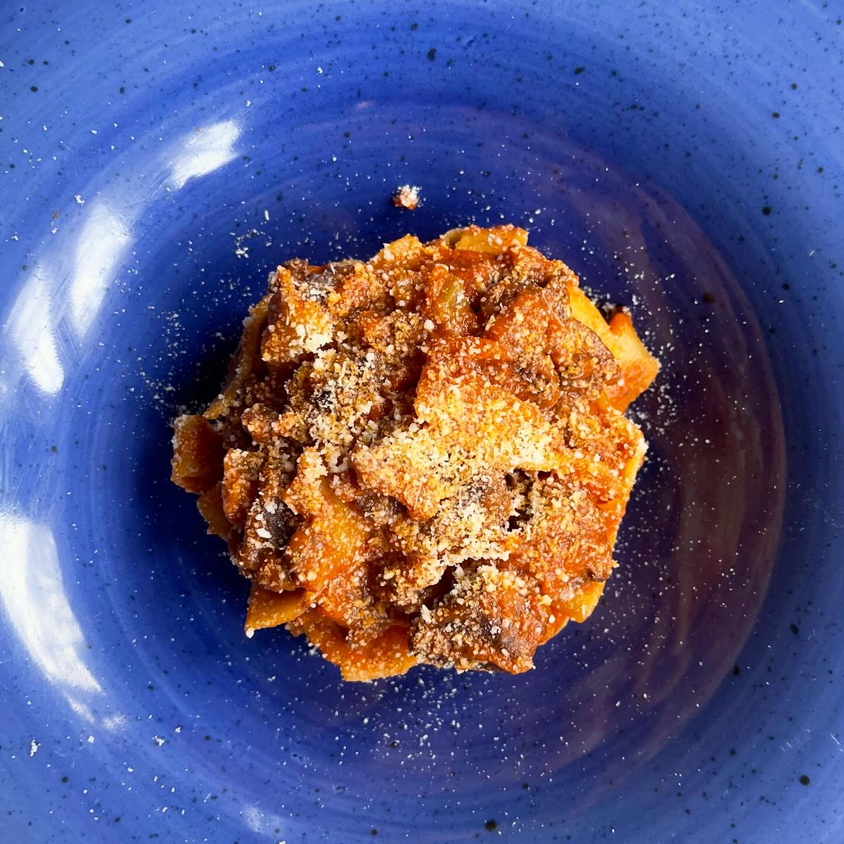 ReynaGeetercm's tweet photo. Pappardelle al cinghiale: pura gioia d’inverno! Finché sarà in carta, non lasciatevele scappare. Mare, terra, proposte vegetariane e pizza romana vi aspettano ogni giorno, a pranzo e a cena. Prenotazioni: 06/86898839 https://t.co/4Of4D8n87j