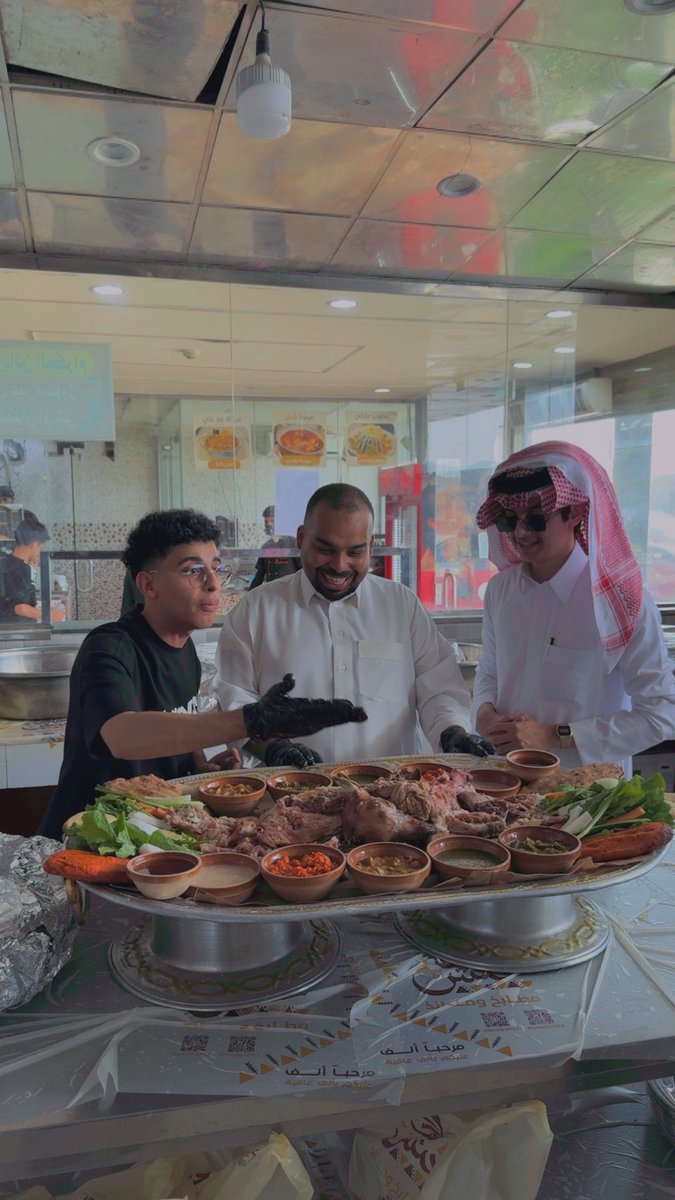 nb_51_'s tweet photo. خاص | قنوات الكأس اليوم في جدة.. لكن هذه المرة بعيدًا عن الملعب 👀🔥

تغطية خاصة لـ الحنيذ، إحدى أشهر الوجبات السعودية، «محانذ علي حنش» بخبرة تمتد لأكثر من 40 عامًا.

الكأس لا تنقل البطولة فقط.. بل تروّج أيضًا لثقافة المدينة وتجاربها السياحية والغذائية خلال خليجي الديار العربية 27. 🇸🇦📺
@khalidjassem74