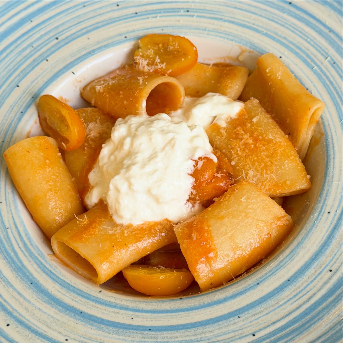 ReynaGeetercm's tweet photo. Paccheri con datterino giallo, stracciatella e pinoli: un primo fresco, avvolgente e intenso, dal gusto mediterraneo. Mare, terra, proposte vegetariane e pizza romana vi aspettano nella nostra location. Aperto tutti i giorni, pranzo e cena. https://t.co/1e4Qj8vYpq
