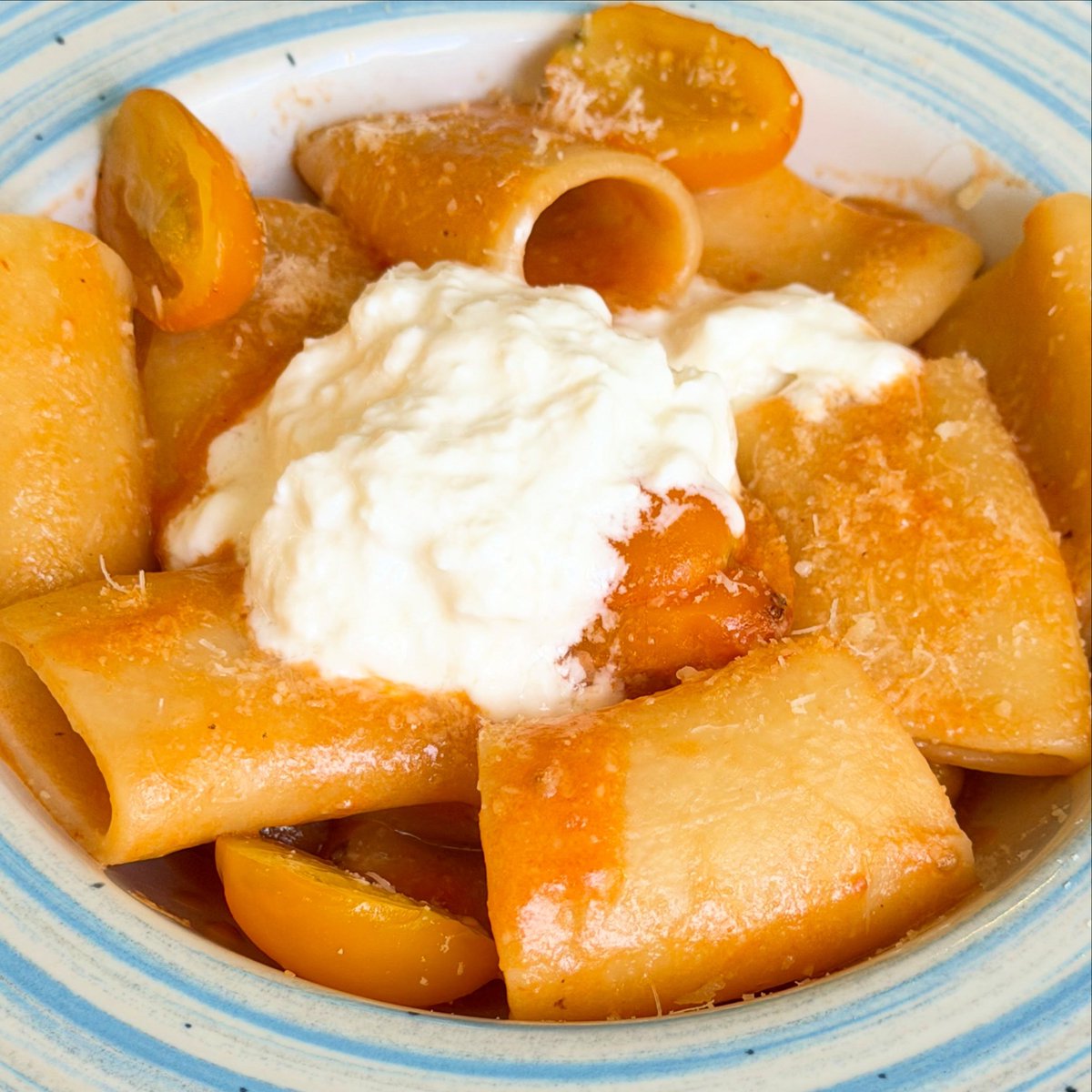 ReynaGeetercm's tweet photo. Paccheri con datterino giallo, stracciatella e pinoli: un primo fresco, avvolgente e intenso, dal gusto mediterraneo. Mare, terra, proposte vegetariane e pizza romana vi aspettano nella nostra location. Aperto tutti i giorni, pranzo e cena. https://t.co/1e4Qj8vYpq