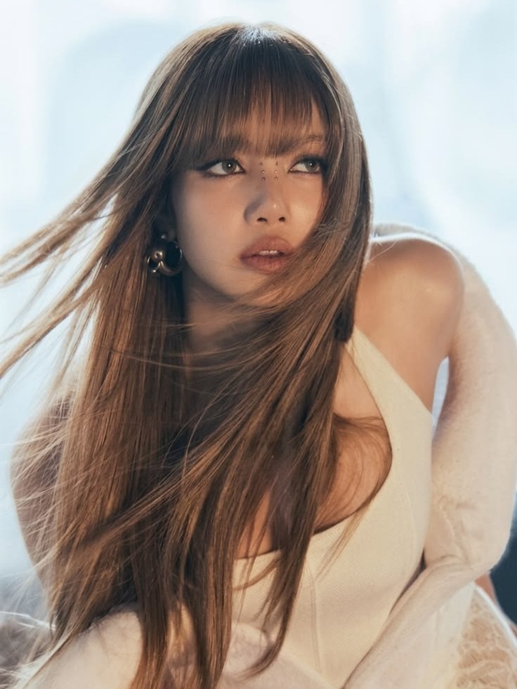 LALISA_twts's tweet photo. 📊 “SaWaDiKa” by #LISA is now the #1 most streamed &amp; becomes the first song of 2026 by K-Pop soloist to reached 200 MILLION plays on YouTube Music surpassing “Catch Catch” by Yena &amp; “Dracula” with JENNIE.

#1 SaWaDiKa: 204M (in just 20 days)
#2 Catch Catch: 198M
#3 Dracula: 156M https://t.co/V57KKAdkgR