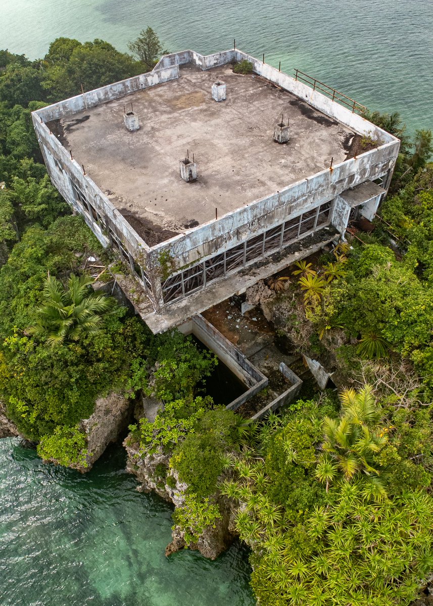 darksideof25's tweet photo. 海に浮かぶレストランの廃墟
レストランを作ったものの、橋の建設許可が降りなくて廃墟になったらしい https://t.co/aFr7RTjDX1