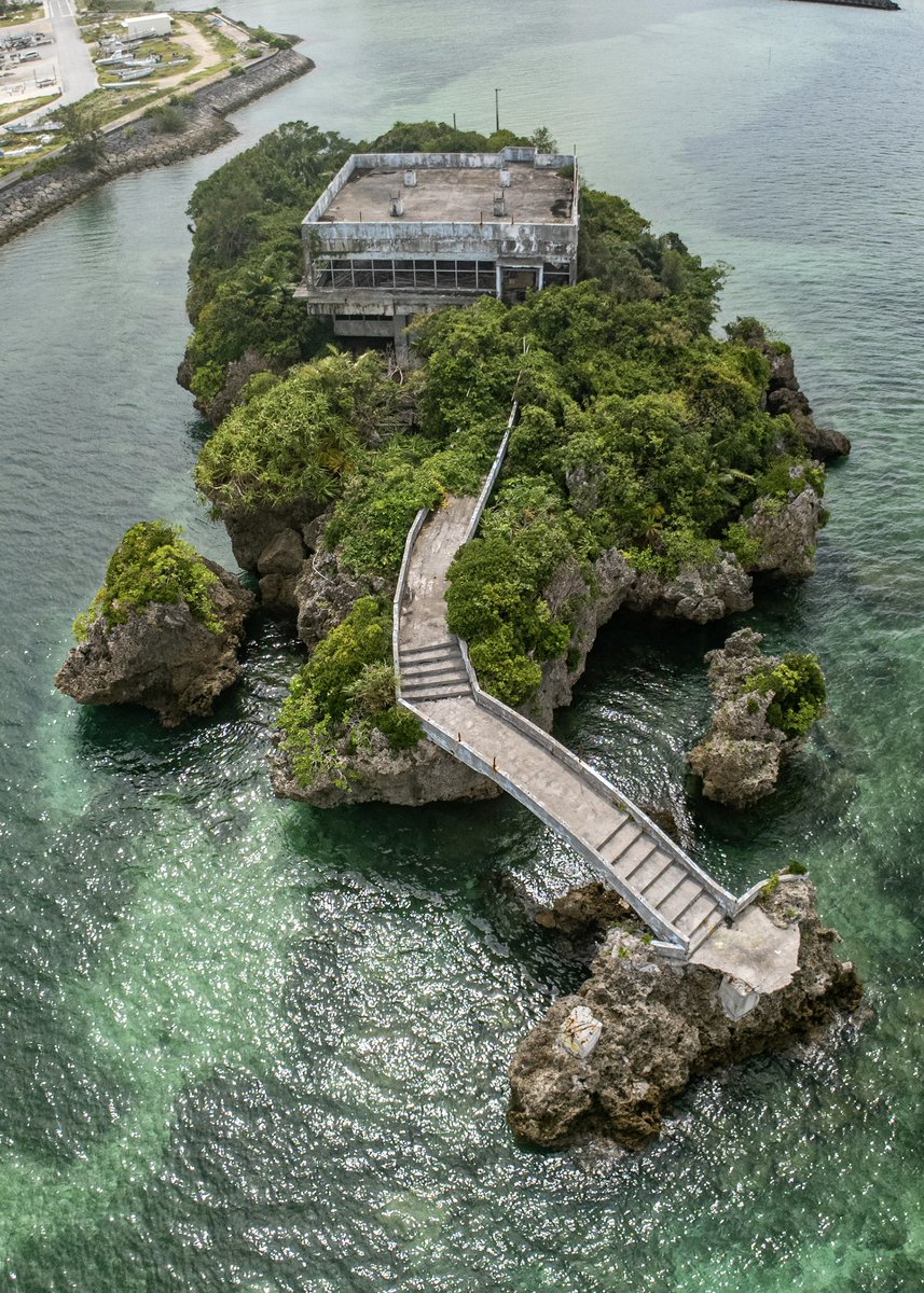 darksideof25's tweet photo. 海に浮かぶレストランの廃墟
レストランを作ったものの、橋の建設許可が降りなくて廃墟になったらしい https://t.co/aFr7RTjDX1