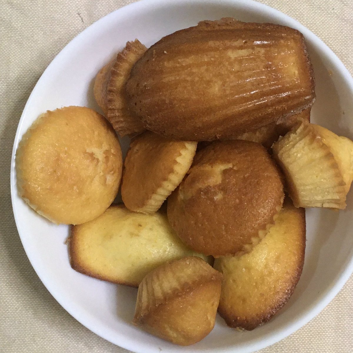 yhigasi's tweet photo. シルバーウイークは家でゴロゴロして、ちょっとだけ掃除して、マドレーヌ焼いたりしてた。マドレーヌはハチミツ入れ忘れたせいで、今ひとつな味。グラニュー糖を上白糖に置き換えて作ったので、ハチミツはちょっと多めに入れようと思ってたのに。甘さ控えめすぎる。 https://t.co/OWmJAp5DnM