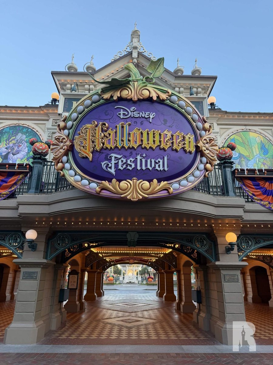 DLPReport's tweet photo. 🎃 And here it is: the new Disney Halloween Festival medallion on Main Street Station ! https://t.co/QzbSgeFgMc