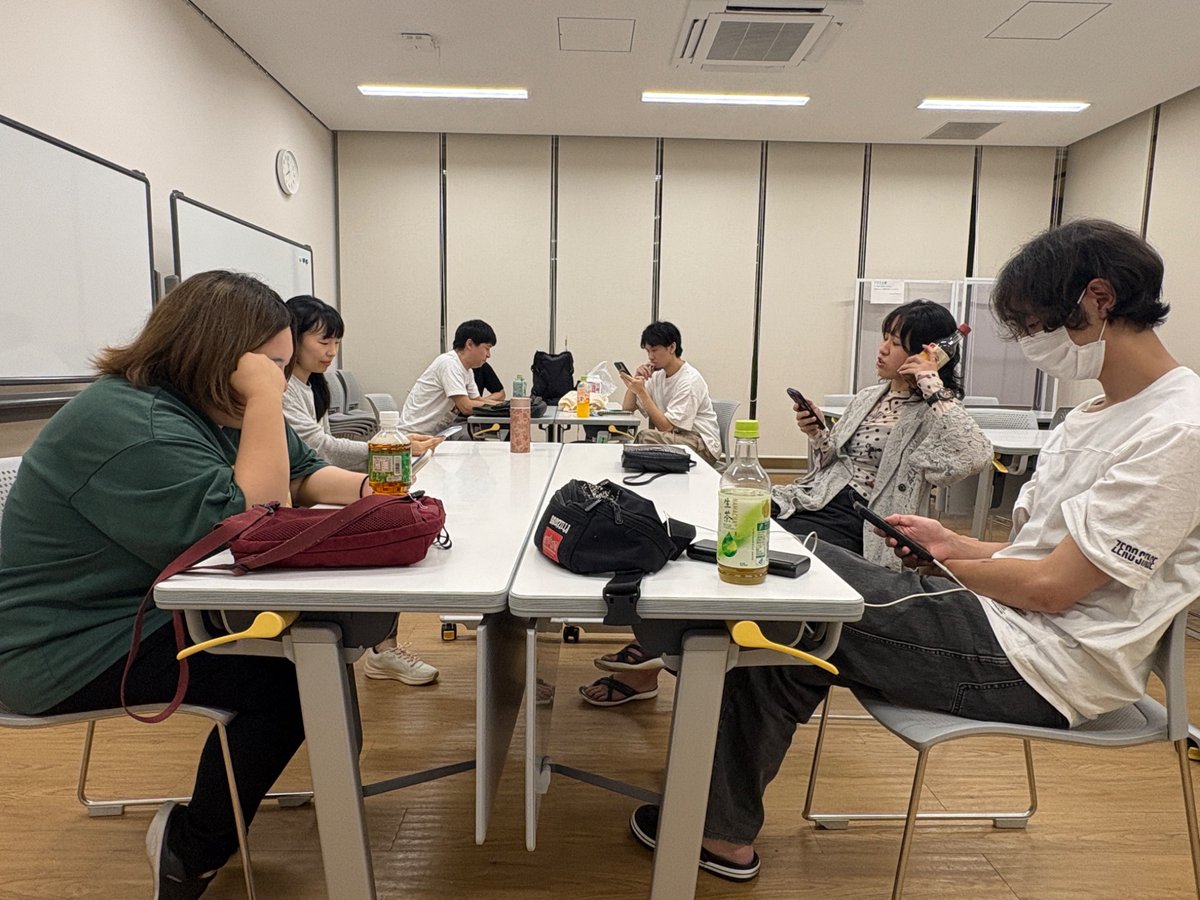 ROMANCE966's tweet photo. \稽古、開始ぃぃい！！！/
12月の本番に向けて稽古がはじまりました！！🎇
読んで、読んで、読みまくります📕
稽古日になんと！出演者の弥本さんがお誕生日を迎えられたので皆でお祝いしました🎂🎉
おめでとうございます‼️✨️

ご予約はこちらから⬇️
https://t.co/fNcpQQwl6v https://t.co/u27DcfOv3a