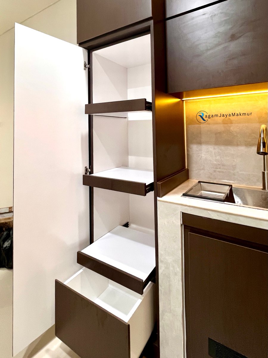 OrvilleAltrp's tweet photo. Kitchen set bernuansa cokelat hangat yang dirancang presisi untuk dapur rapi, modern, dan fungsional. Dilengkapi rak bumbu dan tirisan tersembunyi, pop-up socket, kompor tanam, cooker hood, serta LED hangat. https://t.co/qpNKh8w5YI
