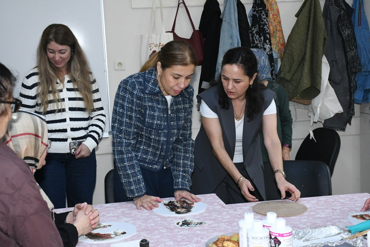 bbb_kultur's tweet photo. Balıkesir Büyükşehir Belediye Başkanımız Sn. Ahmet Akın’ın kıymetli eşi Sn. Arbil Akın, Bigadiç BALMEK merkezimizi ziyaret ederek kursiyerlerimiz ve usta öğreticilerimizle bir araya geldi.

@ahmetakin @balikesirbld https://t.co/yi9EEJ59QB