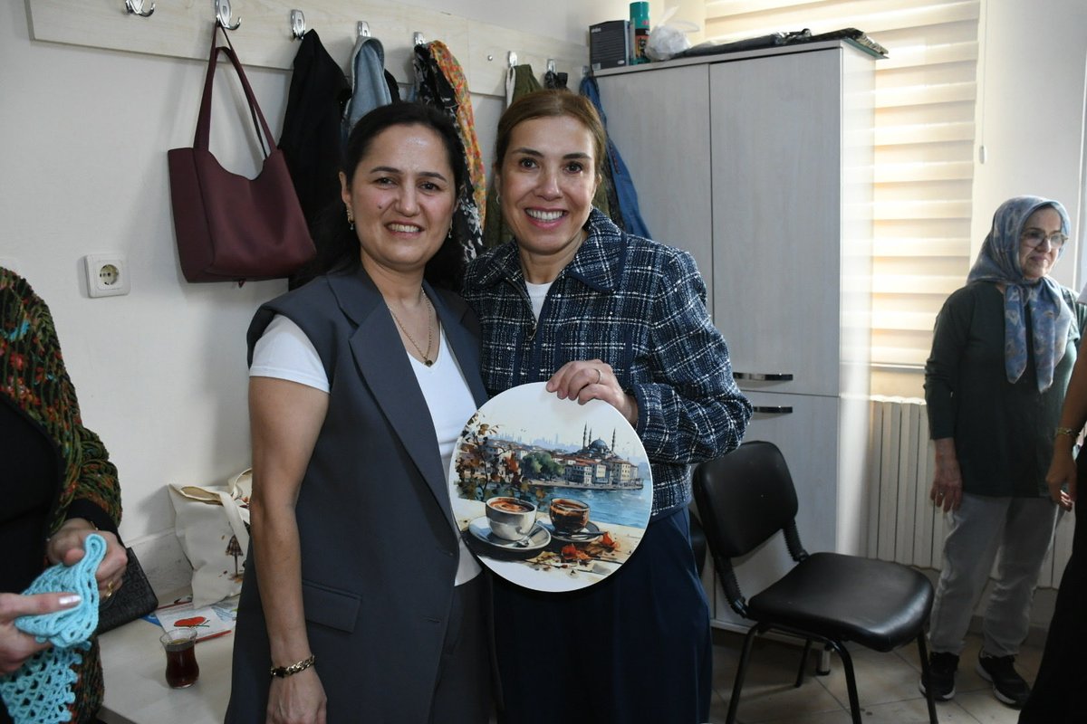 bbb_kultur's tweet photo. Balıkesir Büyükşehir Belediye Başkanımız Sn. Ahmet Akın’ın kıymetli eşi Sn. Arbil Akın, Bigadiç BALMEK merkezimizi ziyaret ederek kursiyerlerimiz ve usta öğreticilerimizle bir araya geldi.

@ahmetakin @balikesirbld https://t.co/yi9EEJ59QB