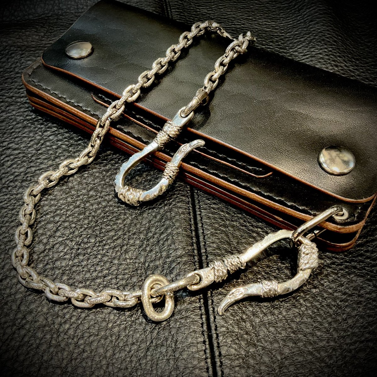 firstorderjewel's tweet photo. WHEELWORKS
GARLAND Wallets

WalletChain
https://t.co/ixSmzs7Oli

Key
https://t.co/EtjGbtLok3

KeyChain
https://t.co/ls5uhpItbl

eagle
https://t.co/FpzJnb2rfp

#firstorderjewelry #wheelworks #turquoisejewelry 
#feather #eagle
#インディアンジュエリー #silverjewelry #アメカジ #熊爪　
#HarleyDavidson #motorcycle #leather #bag #leatherbag #leatherworks #leatheraccessory #leathershop #革 #革製品 #walletchain #wallet #tracker #trackerwallet #財布　#vintage #vintagestyle #classic #classicstyle 
#old #oldstyle #biker #bikerstyle #Key #鍵 #belt 

FirstOrderJewelry代官山