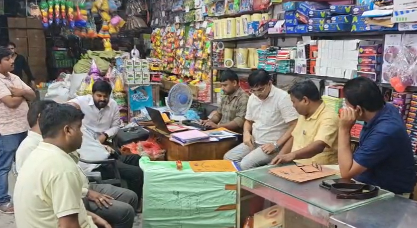 bstvlive's tweet photo. बरेली
➡ खिलौना घर में पड़ी GST की रेड
➡ 3 गाड़ियों के साथ मौके पर पहुंची टीम
➡ दुकान के अंदर खंगाले जा रहे रिकॉर्ड
➡ कोतवाली थाना क्षेत्र में है खिलौना घर
#Bareilly #GSTRaid #GSTAction https://t.co/PPwXECwZos