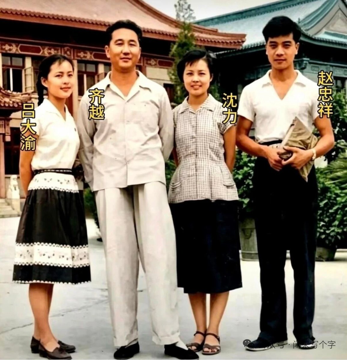 yibingsg's tweet photo. 1960年，一张珍贵的合影，定格了中国电视播音事业刚刚起步时的年轻面孔！

照片左起依次是吕大渝、齐越、沈力、赵忠祥。那时的赵忠祥刚满18岁，眉目清秀、意气风发，刚刚踏入播音行业。几十年后，他会成为无数中国观众熟悉的声音，而此刻的他，还是一个初出茅庐的年轻人。

站在他身旁的齐越，是中国播音事业的重要开拓者之一。1949年开国大典上，他担任现场播音员之一，那段历史声音也成为中国广播史上的经典记忆。沈力则是中国电视播音事业早期的重要人物，被誉为“中国荧屏第一人”，是新中国第一代电视播音员。吕大渝同样是中国早期电视播音员，年少时便进入北京电视台，成为电视事业初创时期的一员。

1960年前后的中国电视，远没有今天这样发达。电视台数量有限，设备和制作条件都十分简陋，节目形式也处在不断摸索之中。对于这一代播音员来说，很多东西没有现成经验可循，只能一边实践，一边探索。

几十年过去，照片中的四位年轻人，有人留下了影响几代人的声音，有人成为中国电视播音史上的重要人物。再回头看这张老照片，真正令人感慨的，不只是他们当年的青春容貌，更是一个时代刚刚开始时，那种从零起步的朝气。

历史有时就是这样被记录下来的：一张照片，四个年轻人，以及一个尚在萌芽中的中国电视时代。
