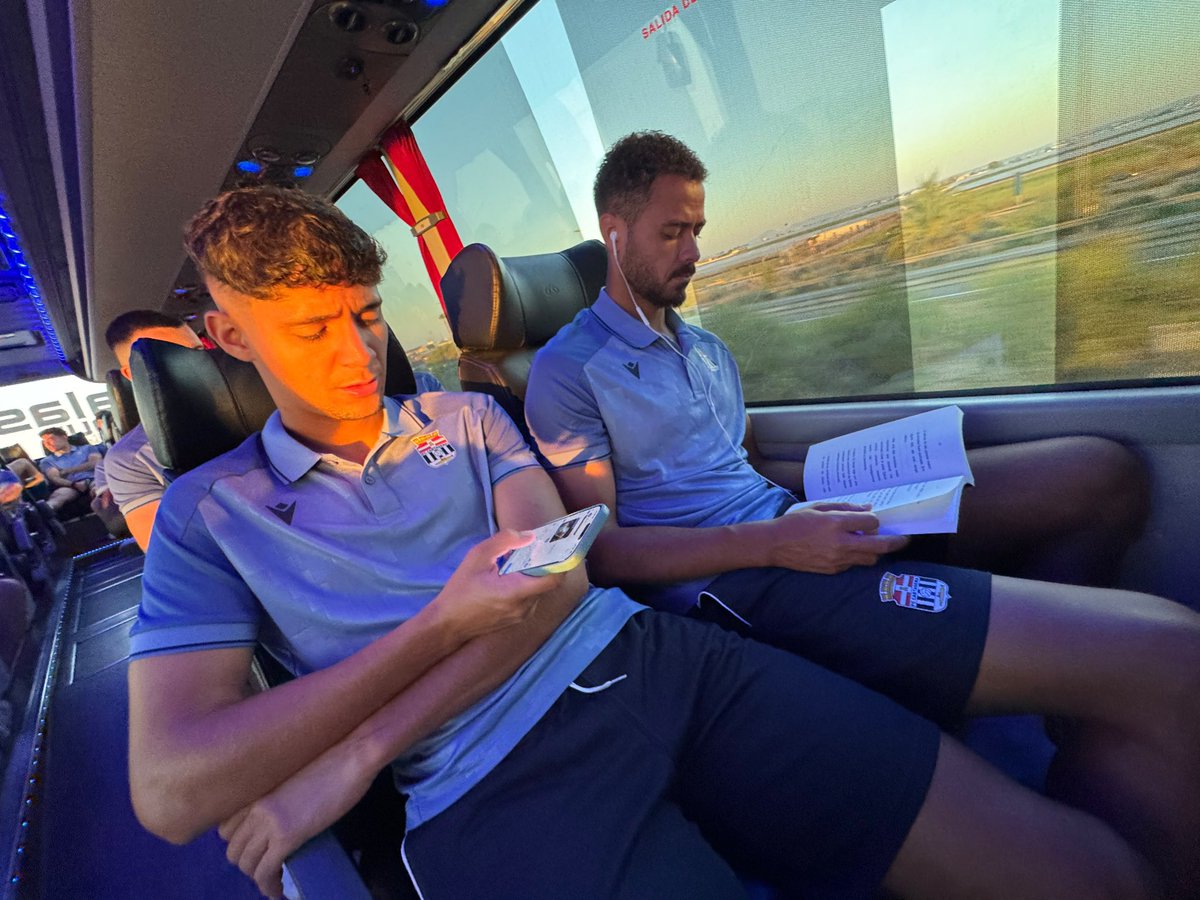 FCCartagena_efs's tweet photo. 🚍¡Salimos para Elche! 

🔛Hoy toca partido amistoso de entrenamiento con el @elchecf en el Díez Iborra. 

#VamosEfesé ⚪️⚫️ https://t.co/Ei078ys5bt