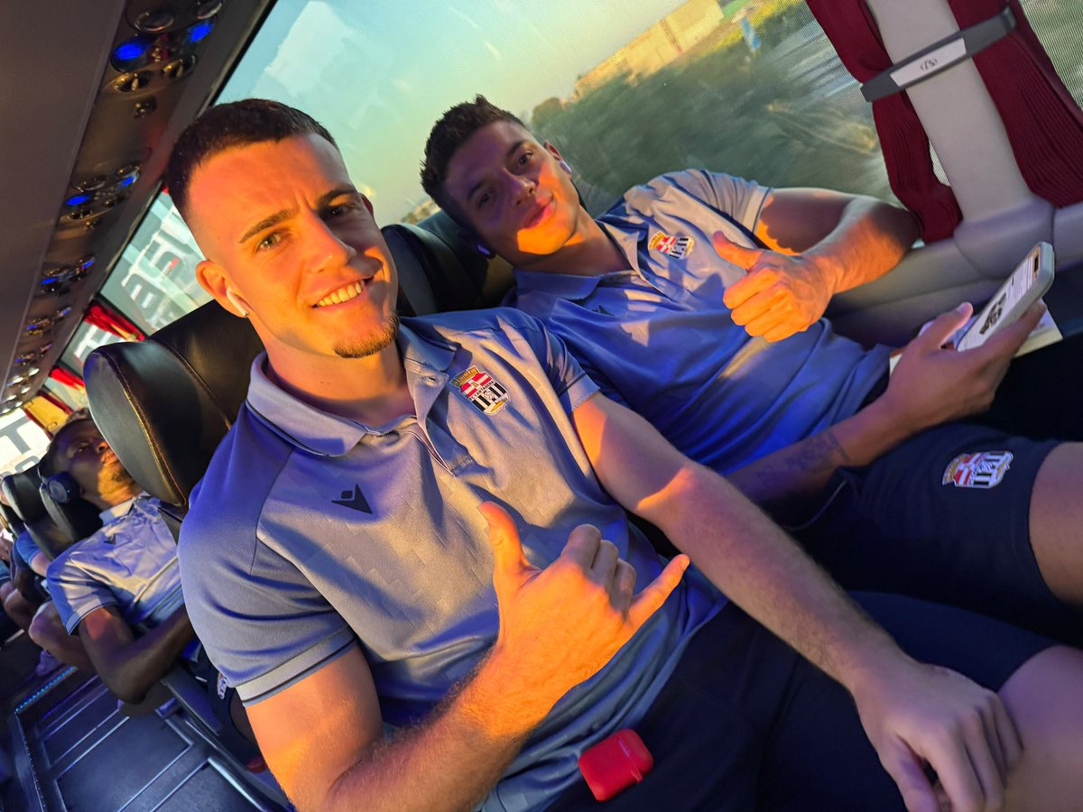 FCCartagena_efs's tweet photo. 🚍¡Salimos para Elche! 

🔛Hoy toca partido amistoso de entrenamiento con el @elchecf en el Díez Iborra. 

#VamosEfesé ⚪️⚫️ https://t.co/Ei078ys5bt