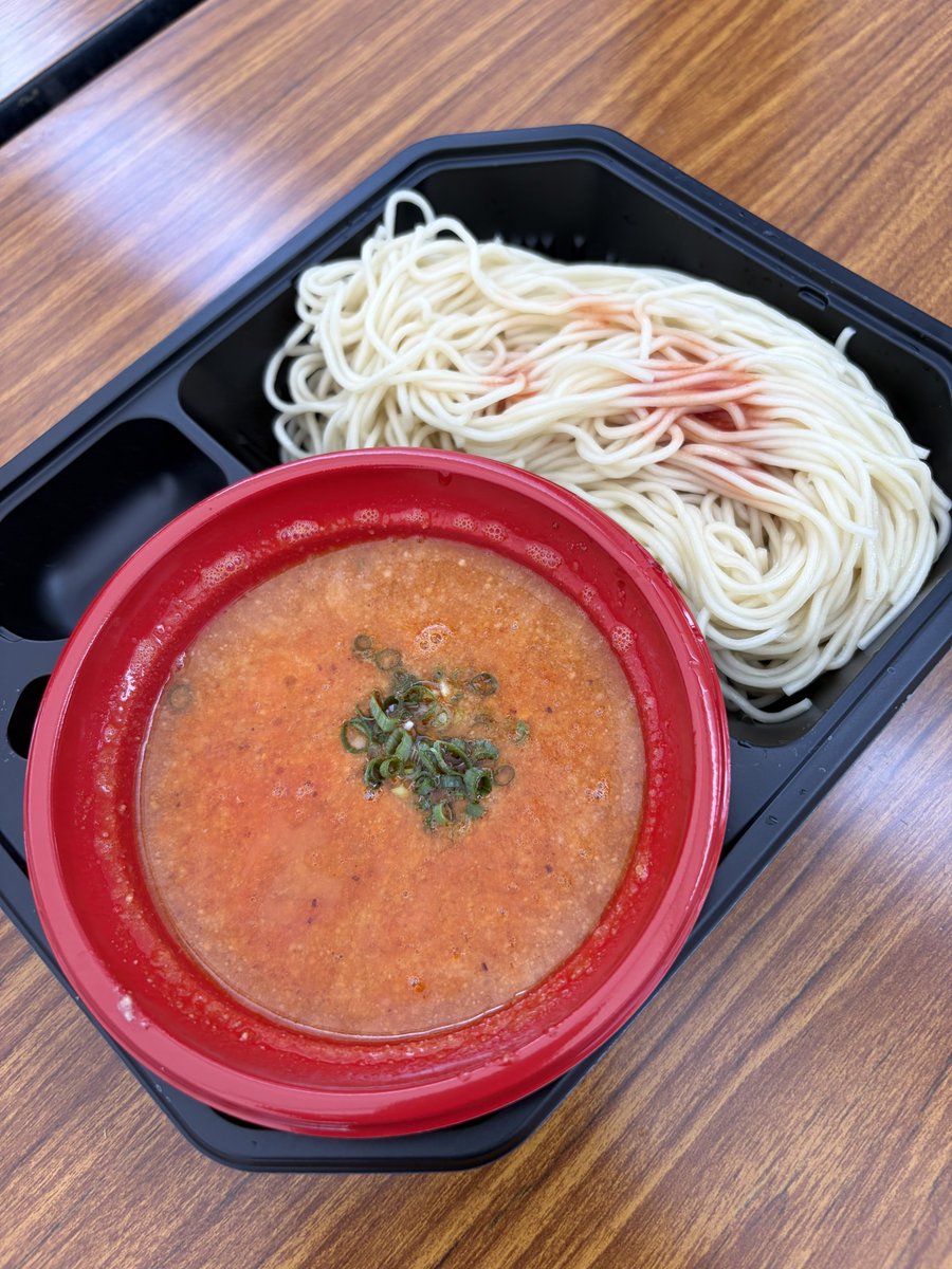 nis_seo's tweet photo. ノブキッチン&amp;鳴龍/雪国
＠中野ラーメン祭

味噌はノーマル頼んだんだけど手違いでトッピング付きのが提供され指摘したんだけど良ければそのままどうぞって言われて頂きました。即座にお金払いますと言えなかった自分に怒です。いつかお店に行きたいと思います。両店とも美味しかったです🙏 https://t.co/bRStIqb4Ua