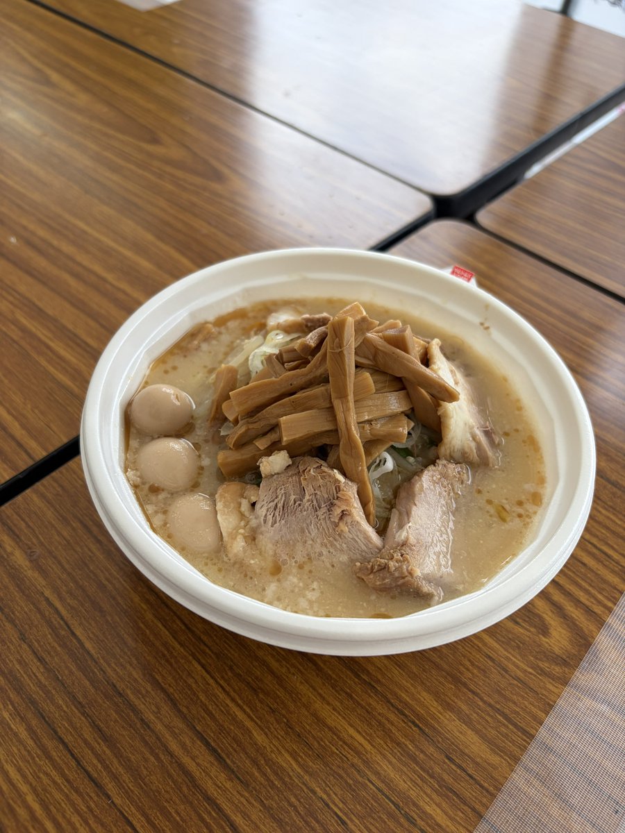 nis_seo's tweet photo. ノブキッチン&amp;鳴龍/雪国
＠中野ラーメン祭

味噌はノーマル頼んだんだけど手違いでトッピング付きのが提供され指摘したんだけど良ければそのままどうぞって言われて頂きました。即座にお金払いますと言えなかった自分に怒です。いつかお店に行きたいと思います。両店とも美味しかったです🙏 https://t.co/bRStIqb4Ua