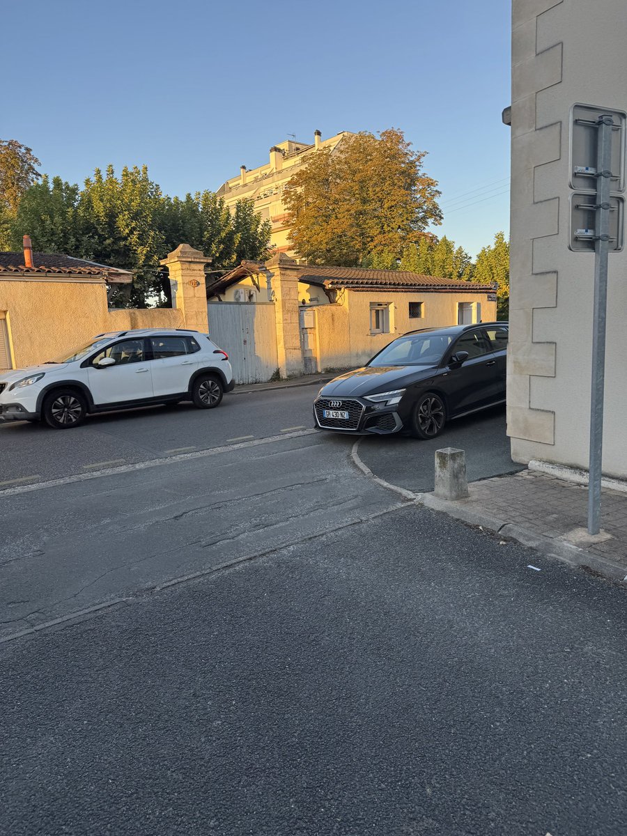 Creuselazur's tweet photo. @Bordeaux stationner sur les trottoirs ou à contresens à côté d’une école est gratuit. Par contre le stationnement légal est payant. Le laxisme de @T_Cazenave se poursuit. @gcum_fr @SO_Bordeaux #Bordeaux https://t.co/Ko6T1KVCmL