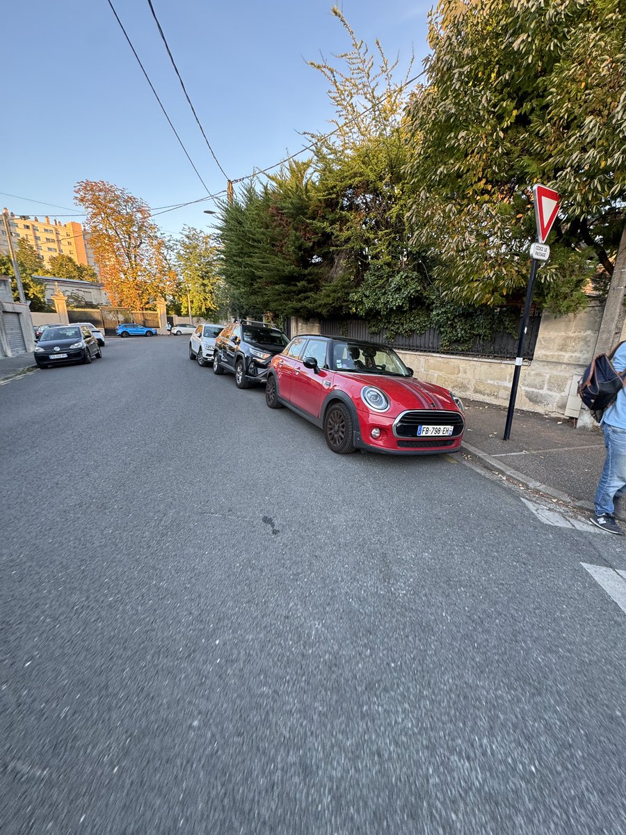 Creuselazur's tweet photo. @Bordeaux stationner sur les trottoirs ou à contresens à côté d’une école est gratuit. Par contre le stationnement légal est payant. Le laxisme de @T_Cazenave se poursuit. @gcum_fr @SO_Bordeaux #Bordeaux https://t.co/Ko6T1KVCmL