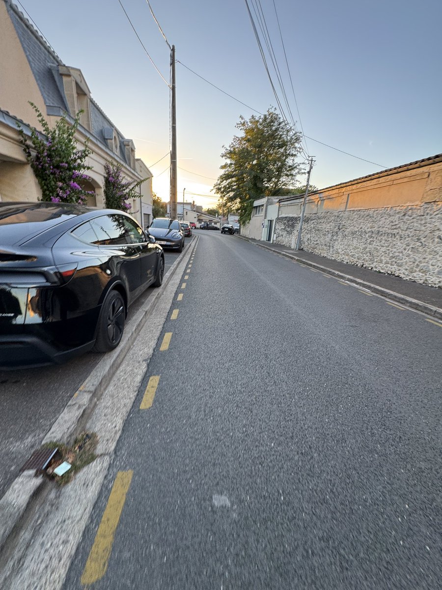 Creuselazur's tweet photo. @Bordeaux stationner sur les trottoirs ou à contresens à côté d’une école est gratuit. Par contre le stationnement légal est payant. Le laxisme de @T_Cazenave se poursuit. @gcum_fr @SO_Bordeaux #Bordeaux https://t.co/Ko6T1KVCmL