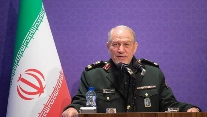 tvzend's tweet photo. Ji Îranê gefa "Eniya Duyemîn": Bab el-Mendeb

Şêwirmendê Serfermandarê Hêzên Çekdar ên Îranê Serleşker Yehya Rehîm Safewî gefên tund li DYA û Îsraîlê xwar.

Safewî got: "Ger Amerîkî û Siyonîst careke din hêrişî me bikin, wê şer berfireh bibe. Ger hêrişeke din pêk bihê, wê li Deryaya Sor û Bab el-Mendebê eniyeke nû li ber çavên wan vebe."

Yehya Safewî angaşte ku derfetên wan ên ku dikarin erdnîgariya şer biguherînin hene û dom kir:

"Pestoya şer ji Hurmizê ber bi Bab el-Mendebê bihê frawankirin, wê rengê şer biguherîne."

Safewî, destnîşan kir ku li Yemenê armanc û stratejiyên Tevgera Ensarullahê (Hûsî) jî hene û got: "Tevgera Ensarullahê di warê hilberîna çekan de pêşketinên mezin pêk hanîne."
