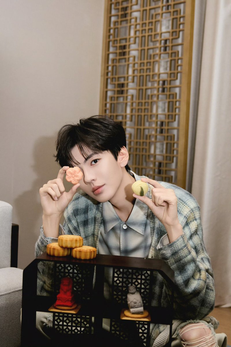 rzlarasati's tweet photo. Moonlight gently floods the world, and reunion settles right by your side 🥮
#BiWenJun wishes everyone a joyful and happy Mid-Autumn Festival!

©毕雯珺BiBi机 https://t.co/xEtmYfMKdR