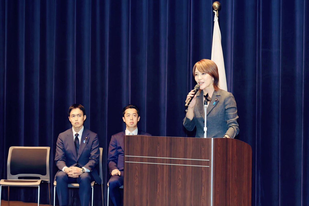 Imai_Eriko0922's tweet photo. 昨日は初登庁。職員の皆さんへの訓示や所管事項のレクを行い、公務が本格的に始まりました。今日も引き続き、所管事項のレクです。

沖縄・北方対策、障がい者政策、こども政策、消費者行政、規制改革、共生・共助など、担当する分野は多岐にわたります

葉梨大臣、中司大臣をしっかりとお支えしながら、まずは一つひとつ丁寧に現状と課題を把握することから。

そして私がこれまで大切にしてきた「現場第一主義」を胸に、現場に足を運び、声を聞き、政策につなげる。

初心を忘れず、一歩ずつ職責を果たしてまいります。