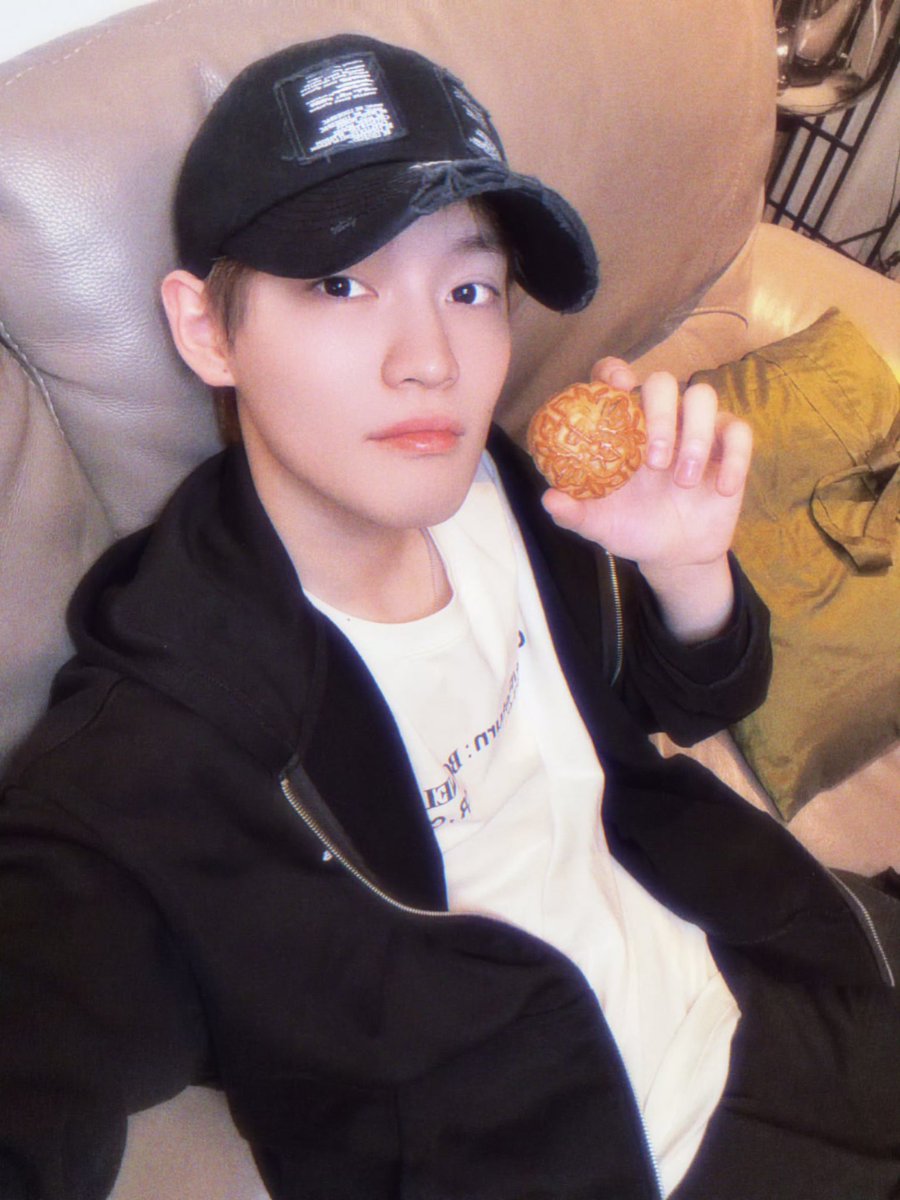 ZCHENLE_IDN's tweet photo. 260925 | #CHENLE Weibo Update

Selamat Hari Raya Pertengahan Musim Gugur! 🤗 Jangan lupa makan kue bulan ❤️ hehe 

📎 https://t.co/fmZawA0LhI

#천러 #辰乐 https://t.co/Sbisc3H0vh