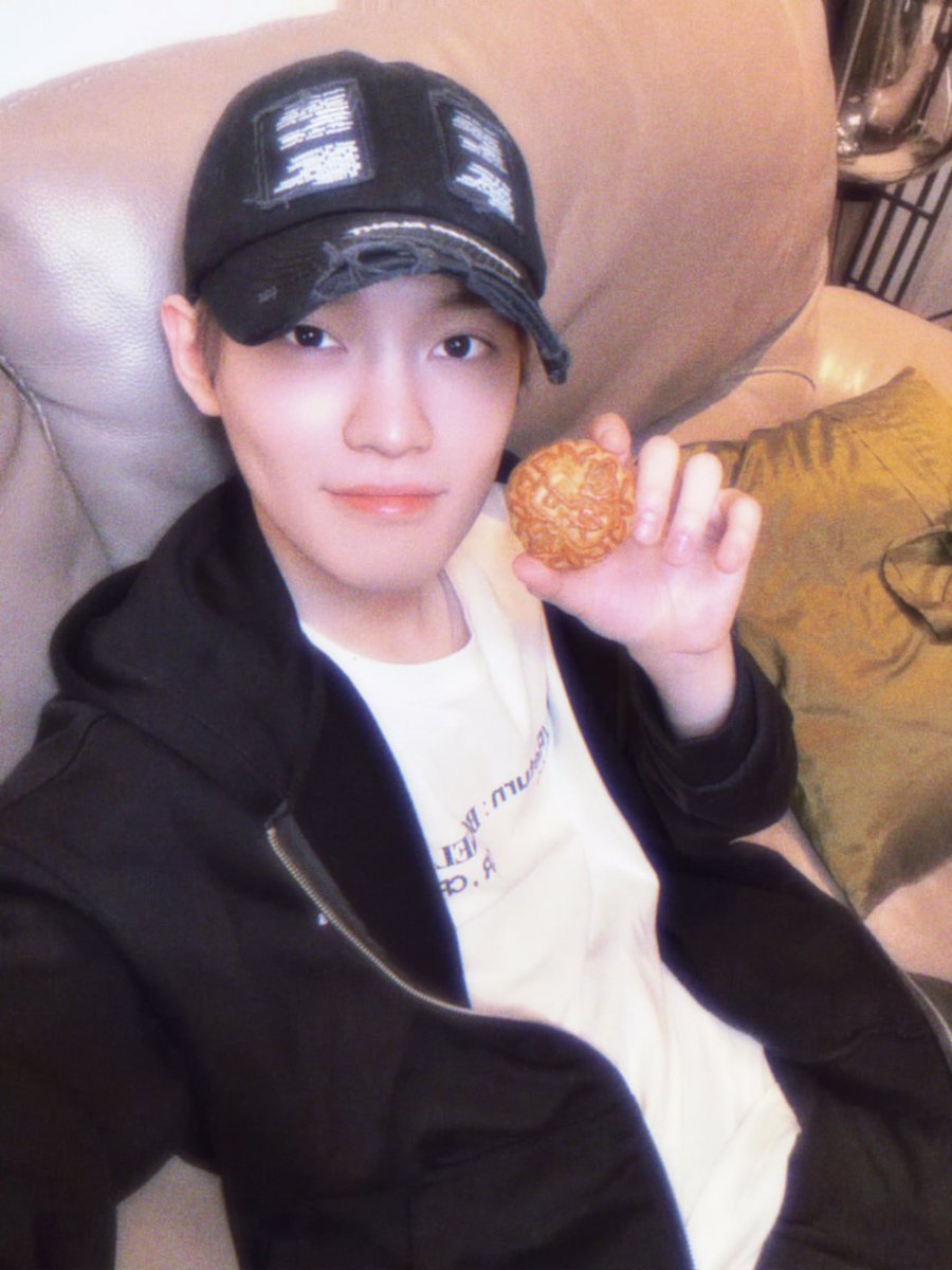 ZCHENLE_IDN's tweet photo. 260925 | #CHENLE Weibo Update

Selamat Hari Raya Pertengahan Musim Gugur! 🤗 Jangan lupa makan kue bulan ❤️ hehe 

📎 https://t.co/fmZawA0LhI

#천러 #辰乐 https://t.co/Sbisc3H0vh