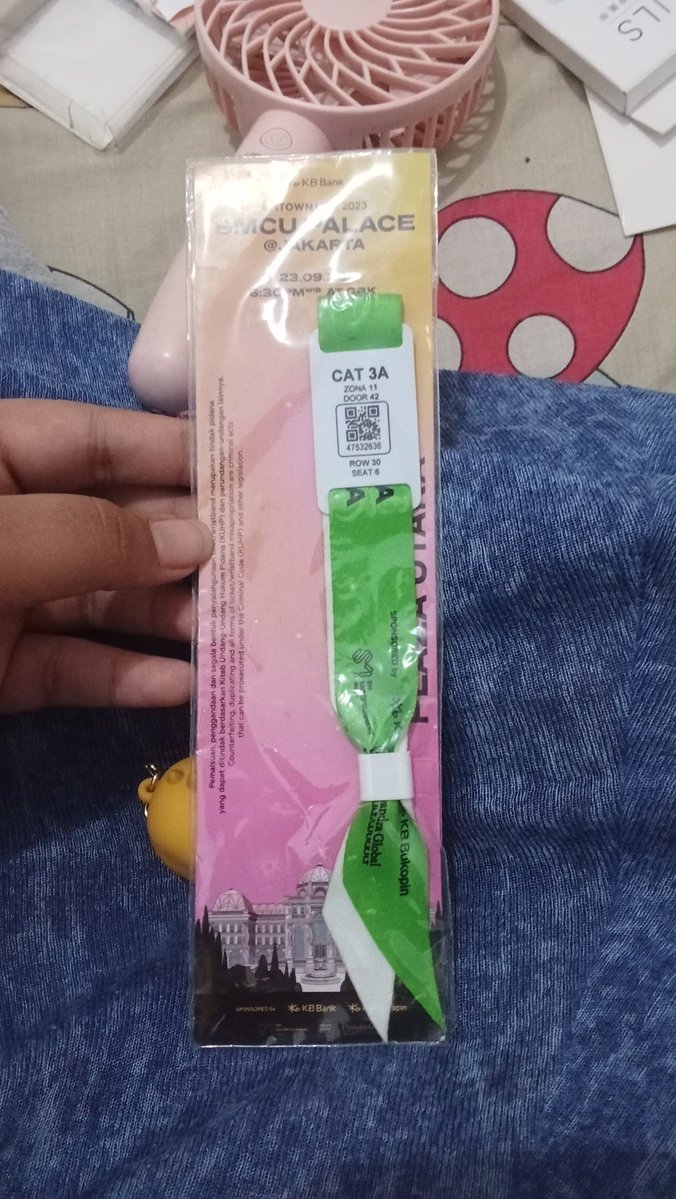 meamesal's tweet photo. sumpah deg banget ketemu ini pas beres-beres kamar, hiks kangen banget riweuhnya h-3 konser, kangen nyanyi hope from kwangya di GBK, kangen kakak kakak sebelah kiri yang super duper baik tapi ak lupa kenalan, @.aunty ayo kita riweuh lagi di tds 5 https://t.co/0j6oV1zo8R