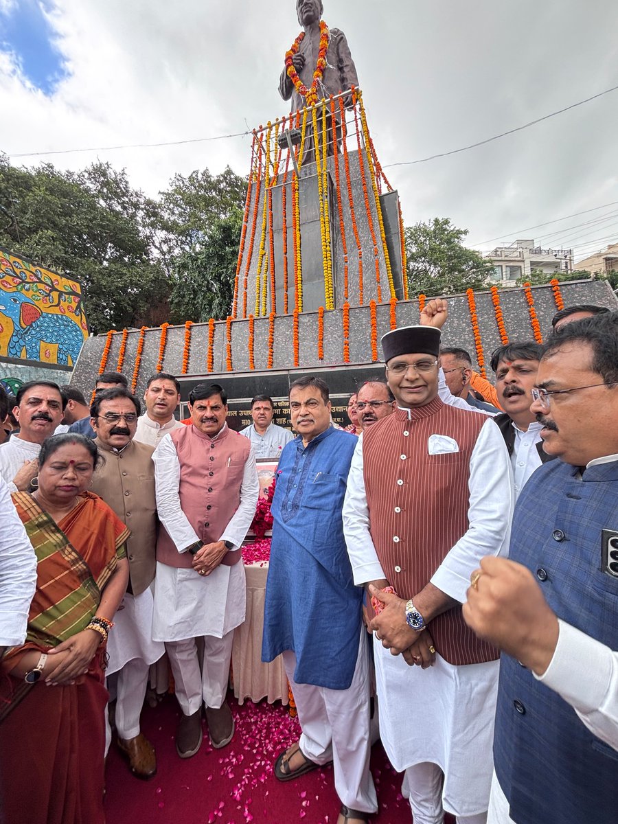 DrMohanYadav51's tweet photo. एकात्म मानववाद के प्रणेता श्रद्धेय पंडित दीनदयाल उपाध्याय जी की 110वीं जयंती के अवसर पर आज माननीय केंद्रीय सड़क परिवहन एवं राजमार्ग मंत्री श्री @nitin_gadkari जी के साथ लालघाटी, भोपाल स्थित उनकी प्रतिमा पर माल्यार्पण कर श्रद्धा सुमन अर्पित किये।

उनका अंत्योदय का दर्शन हमें समाज की अंतिम पंक्ति में खड़े व्यक्ति के उत्थान के लिए सदैव कार्य करने की प्रेरणा और जनसेवा के संकल्प को निरंतर दिशा देता है।

इस अवसर पर एक पेड़ मां के नाम अभियान के अंतर्गत आम का पौध भी रोपा।