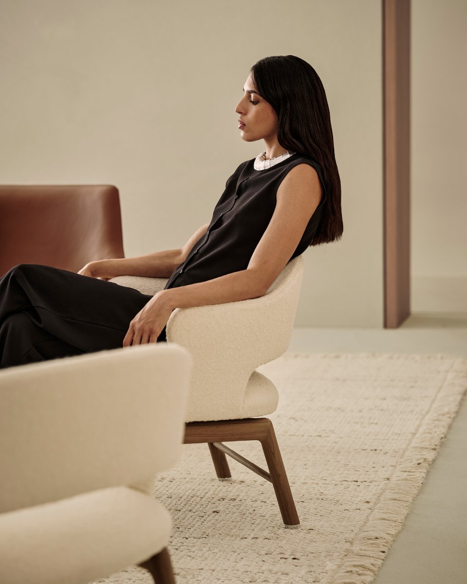 Flexform_ITA's tweet photo. Welcome to a world of quiet elegance, where natural light plays across the soft, sinuous shapes of the Guscio sofa and Alma lounge chair. Supple tobacco-colored leather follows the sofa's contours like a second skin, while the delicate ecru upholstery of the Alma lounge chair offers tactile contrast to the warmth of its solid wood base. The subtle interplay of light, texture and color creates an inviting space for moments of togetherness or quiet solitude. Find out more https://t.co/p1YO1h5N3W