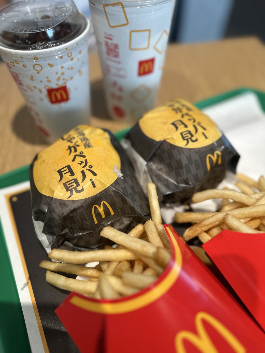 piku1756's tweet photo. 発売日に行ってきた💚
同じもの食べれる幸せ💚
#香取慎吾
#北海道産じゃがペッパー月見 https://t.co/fwtyDsXFQU