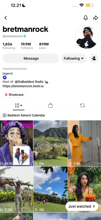 txtharihariWNI's tweet photo. Influencer Indo, yuk belajar bikin konten yang bermanfaat kayak Bretman Rock ini. 🥹🫶🏻

Pertama terkenal gara-gara jadi beauty influencer, tapi lama-lama dia ngerasa ranahnya udah nggak sehat karena overconsumption.

Terus dia beralih bikin konten kehidupan sehari-harinya yang lebih bermanfaat: nanem pohon pisang, pepaya, dan ternak ayam.

Dia kaya banget, tapi nggak flexing tas-tas branded atau rumahnya yang gede. Itu lope banget. 🫶🏻

Menurut kalian, konten influencer sekarang lebih banyak mendorong konsumsi atau justru banyak yang mulai beralih ke konten yang lebih bermanfaat?