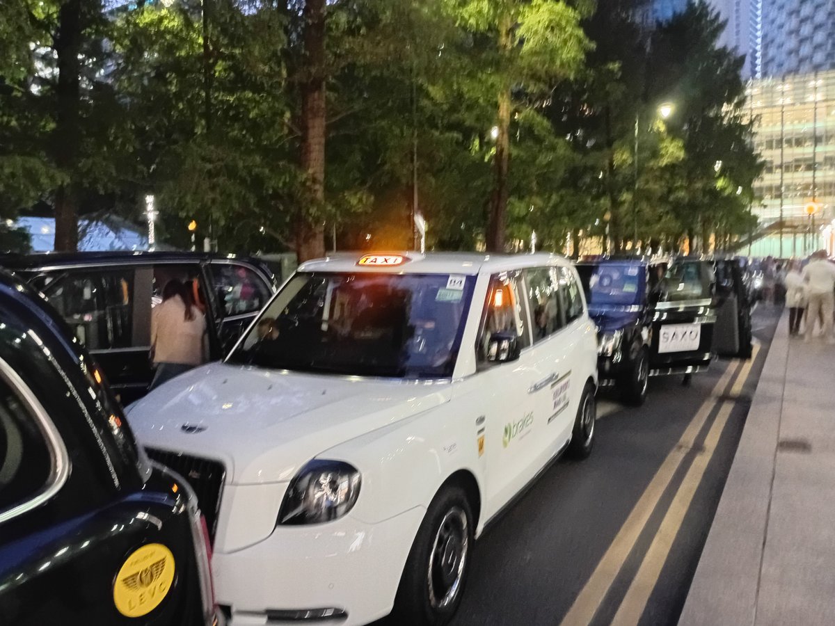 londontaxi_pr's tweet photo. A tremendous send-off for the convoy of over 140 London Taxis as part of the Magical Taxi Tour @MagicalTaxiTour @TheWCHCD which started their journey earlier this morning from Canary Wharf in London https://t.co/DZFDFe4UsN