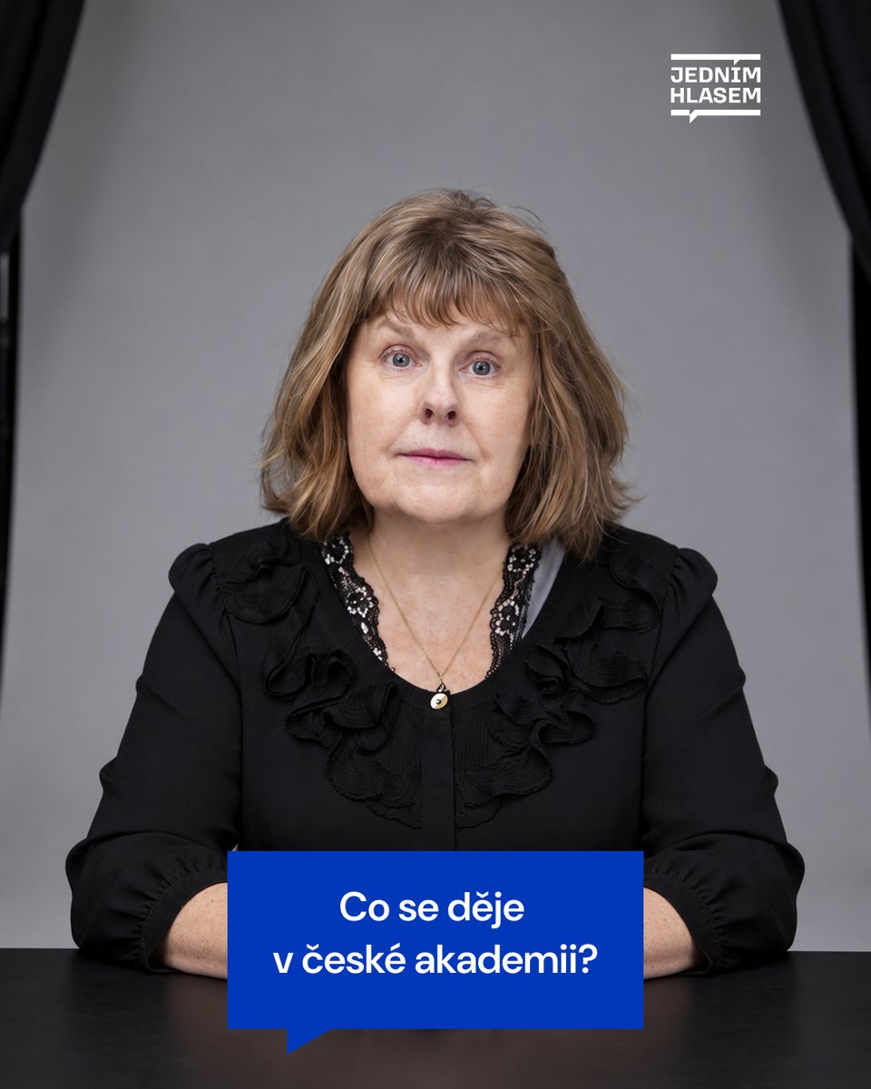 JednimHlasem's tweet photo. Po více než třech desetiletích odešla z Fakulty humanitních studií UK docentka Blanka Soukupová, odbornice na antisemitismus a moderní dějiny českých Židů.

Ve své výpovědi kritizuje snižování akademických nároků, nerovné pracovní podmínky a způsob hodnocení vědecké práce. Mezi důvody svého odchodu ale výslovně řadí také „politický aktivismus na FHS“. Jako příklady uvádí propalestinské vystoupení den před výročím masakru 7. října a podporu, které se na fakultě dostalo Iniciativě za kritickou akademii (IZKA).

Právě IZKA ukazuje, jak se akademická činnost může měnit v politický aktivismus.

Iniciativa vznikla v roce 2024 v souvislosti s válkou v Gaze a sama deklaruje, že akademická sféra nemá společenské dění pouze zkoumat, ale také k němu zaujímat „hodnotová stanoviska“. Výrazná část její činnosti se týká Izraele a kritiky českého postoje k válce. Výroční zpráva FŽO o antisemitismu za rok 2024 konstatuje, že programové prohlášení IZKA „replikuje tradiční protiizraelskou propagandu“, byť sofistikovaným jazykem. 

Jednou z nejviditelnějších postav tohoto angažmá spojeného s FHS je antropolog Yasar Abu Ghosh. Je signatářem IZKA a Izrael ve svých veřejných vystoupeních popisuje mimo jiné prostřednictvím pojmů okupace a apartheidu. Válku v Gaze označuje za genocidu a z akademické pozice se tak podílí na šíření moderní verze krvavé protižidovské pomluvy.

Na Facebooku má jako profilový obrázek Marwana Barghútího v poutech s nápisem „FREE MARWAN“. Palestinský politik, kterého jeho příznivci označují za politického vězně, byl v Izraeli odsouzen mimo jiné za pět vražd při teroristických útocích. Dostal pět doživotních trestů a dalších 40 let vězení.

Abu Ghosh přitom nestojí na okraji fakulty. Na FHS působí dlouhodobě a je členem jejího akademického senátu. Když byla IZKA obviněna z antisemitismu, senát přijal usnesení, podle něhož jsou její signatáři „lživě obviňováni“.

Právě případ Abu Ghoshe a postoj akademického senátu dobře ukazují, proč je spor o politizaci FHS složitější než několik studentských transparentů. Politický aktivismus zde nevstupuje na univerzitu pouze zdola prostřednictvím studentů.

„Unikátním rysem antisemitismu v českém akademickém prostředí je skutečnost, že do jeho šíření byli zapojeni vyučující mnohem více než studenti,“ konstatuje výroční zpráva FŽO.

Univerzita má studenty učit politické postoje analyzovat, nikoli je k nim vychovávat. Ve chvíli, kdy sama přijme roli aktivisty, přestává být pouze místem, kde se politické postoje zkoumají, a stává se jedním z jejich nositelů.

A když „politický aktivismus“ uvede mezi důvody svého odchodu po více než třiceti letech akademička, která se profesně zabývá právě antisemitismem, není to jen personální zpráva z jedné pražské fakulty. Je to varovný signál o stavu českého akademického prostředí. 

Foto: Akademická dílna, nezávislý magazín o vysokém školství, vědě a akademické kultuře.  👉https://t.co/z6D76uTE8a 

#jednímhlasem #proizrael #faktabezfiltru #akademickýantisemitismus