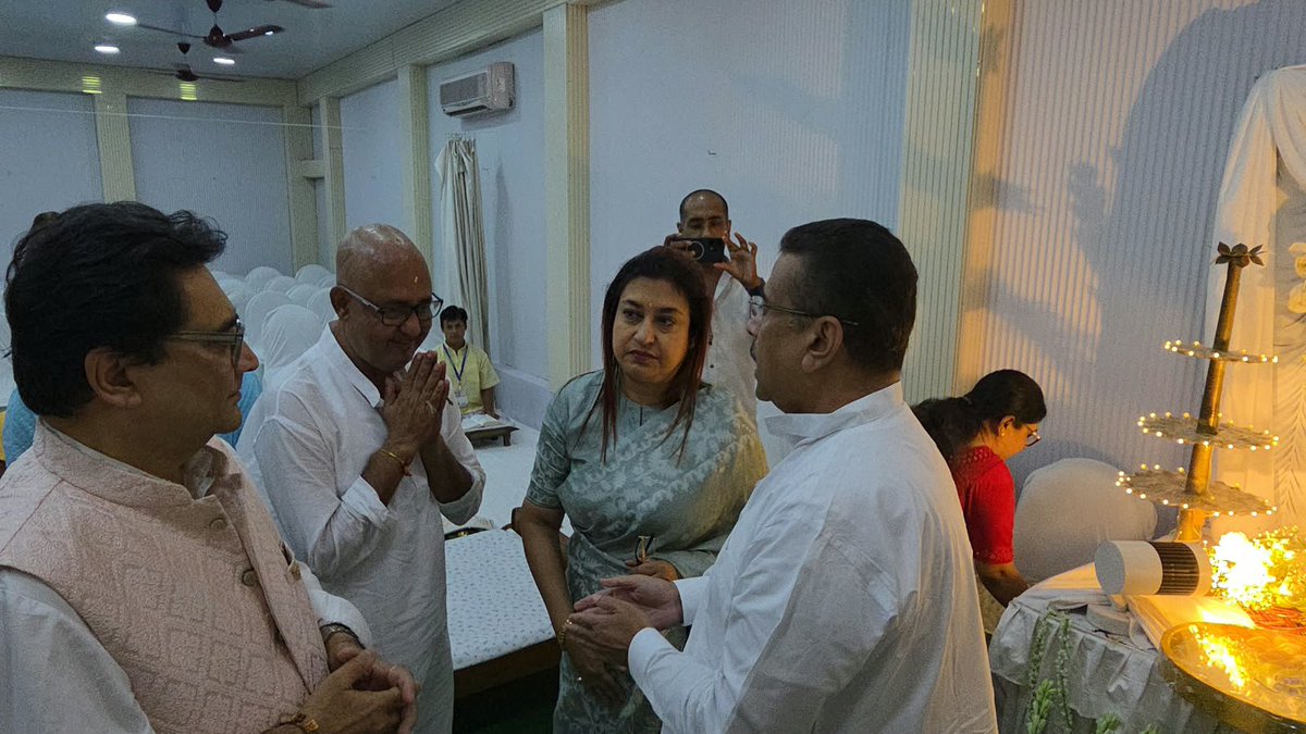 SuvenduWB's tweet photo. কিছুদিন আগে মাননীয়া সাংসদ শ্রীমতী শতাব্দী রায়ের পিতৃবিয়োগে হয়েছে। আজ শ্রাদ্ধানুষ্ঠানে উপস্থিত হয়ে তাঁর পিতা, স্বর্গীয় শৈলেন রায় মহাশয়ের প্রতিকৃতিতে মাল্যদান করে শ্রদ্ধা নিবেদন কর���াম।

সর্বশক্তিমান ঈশ্বরের কাছে প্রার্থনা করি, স্বর্গীয় শৈলেন রায় মহাশয়ের বিদেহী আত্মা চিরশান্তি লাভ করুন। এই কঠিন শোকের সময়ে তাঁর পরিবার, পরিজন ও সকল শুভানুধ্যায়ীর প্রতি আমার আন্তরিক সমবেদনা জ্ঞাপন করি। 

॥ ওঁ শান্তিঃ ॥