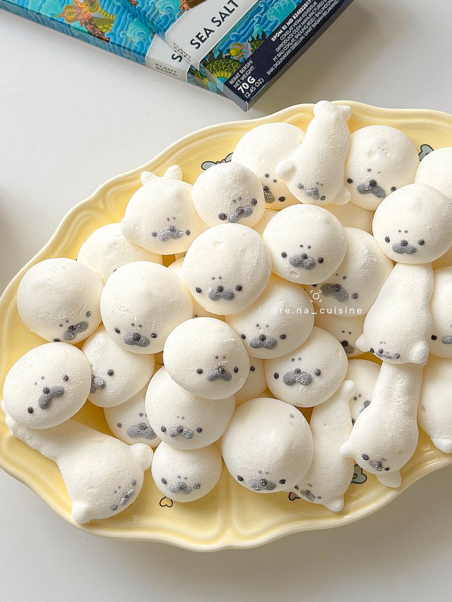 MoseKriebel's tweet photo. Smile s’more 🤎🤏 Hot chocolate and marshmallows make a seal-iously perfect pair. Want the recipe for these marshmallows? https://t.co/20N9ceWbDm
