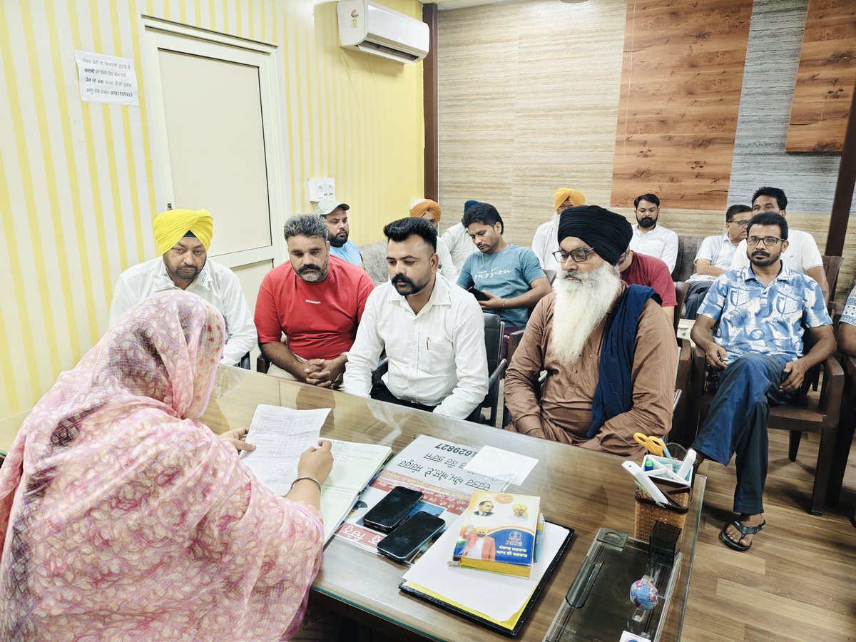 narinder_bharaj's tweet photo. ਆਪਣੇ ਦਫ਼ਤਰ ਵਿਖੇ ਰੋਜ਼ਾਨਾ ਲੋਕ ਮਿਲਣੀ ਦੌਰਾਨ…ਇਸ ਮੌਕੇ ਪਾਰਟੀ ਵੱਲੋਂ ਮਹਿਲਾ ਵਿੰਗ ਦੀ ਜਿੰਮੇਵਾਰੀ ਮਿਲਣ ਤੇ ਸਰਪੰਚ ਜਸਵਿੰਦਰ ਕੌਰ ਮਾਝੀ ਜੀ ਨੂੰ ਸਨਮਾਨਿਤ ਕਰਦਿਆਂ ਸ਼ੁਭਕਾਮਨਾਵਾਂ ਦਿੱਤੀਆਂ…

@BhagwantMann @ArvindKejriwal @msisodia @AAPPunjab 
#bharaj #aap #sangrur https://t.co/aPZRU9cYbh