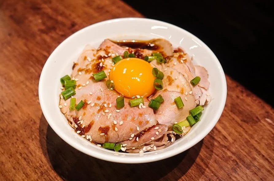 menlabo_sakaba's tweet photo. パタヤで、今日は丼もの？炒飯？
MENLABO酒場のメニュー・価格を一部更新しました🍚
豚焼肉丼 139B
レアチャーシュー丼 119B
バラチャーシュー丼 129B
炒飯 129B
天津飯 129B
丼3品は＋30Bで卵黄のせにもできます。
お食事だけでも、お気軽にどうぞ。
📍Tree Town／ソイブッカオ
#パタヤ #パタヤ日本食 https://t.co/gXZaUZFsq1