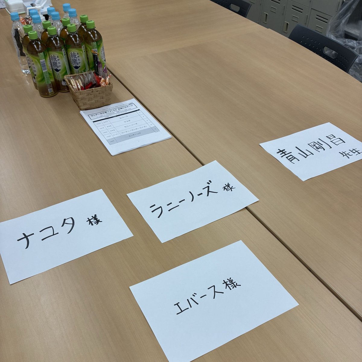 RonshaLudo_desu's tweet photo. このメンバーで楽屋一個…
妙だな…

#サンデー文化祭 https://t.co/7n9yY632YN