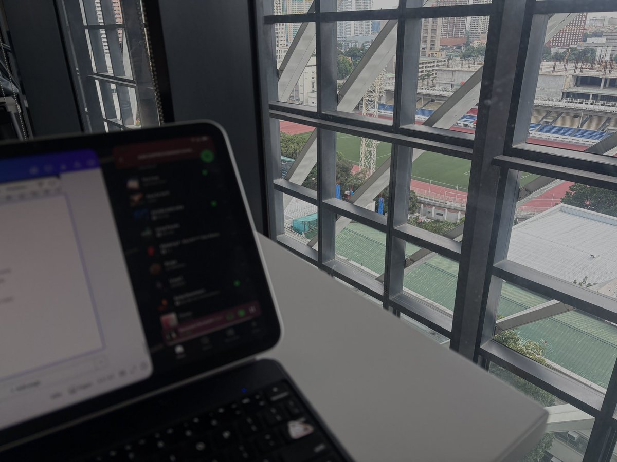 phufart's tweet photo. e tumambay sa lib at ginamit ang school wifi para magsulat ng au 😁😁 #tuitionmaxxing https://t.co/EHAflAes7S