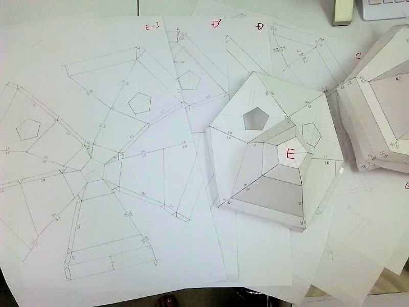 LEONandTOMO's tweet photo. レオンが生まれる少し前(2016年6月)の作品「多角犬の面」
レオンと出会った後なら垂れ耳モデルになってたやろうなぁ〜と🥰

#直線的立体造形 が好き。
#全クリエイターに告ぐ犬の作品を開放せよ https://t.co/ZgVrjlTiNl