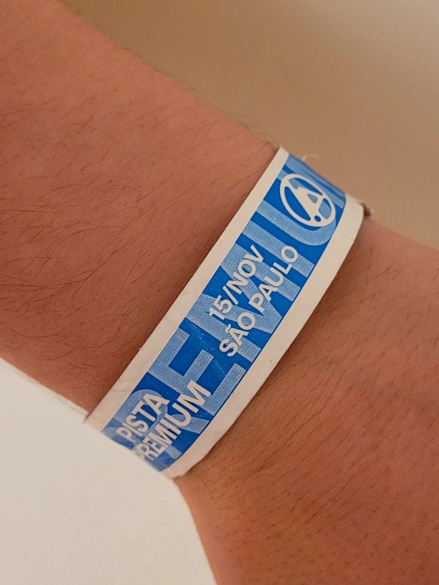 lucaskotovicz's tweet photo. Caras, acabo de escutar Linkin Park Live in São Paulo de fone de ouvido, deitado na cama, no escuro, com os olhos fechados, e me transportei praquele dia de volta.

É foda dizer isso pra uma banda que tinha Chester Bennington, mas... é o melhor álbum ao vivo da banda. Cometo um delito ao falar isso? Um pecado, provavelmente.

To emocionado? É, pode ser.

O Live in Texas tem a mítica e o Road to Revolution é um marco, mas o Unshatter tem algo.

A qualidade do áudio e da mixagem ajuda demais, e o Brasil também. O que o público tá absurdo é de outro mundo (e não é porque eu tava lá, não). (Ok, talvez seja).

Mas a qualidade instrumental também tá pica. Eu gosto muito mais da bateria do Colin do que da do Rob, e a guitarra do Alex Feder tá três ou quatro níveis acima da do Brad - com todo respeito. Emily tá absurda e dá pra sentir na voz do Mike um algo a mais em relação aos outros álbuns live. Uma responsa a mais, talvez, mas também uma alegria diferente - uma euforia interna - de voltar ao palco sob o manto do nome Linkin Park.

Somewhere I Belong será para sempre lembrada nessa volta, mas Two Faced (tocada pela primeira vez) tá em outro patamar.

Menções para Leave Out All The Rest (e o final impactante com Mike  deixando de cantar aos poucos enquanto o público progride mais alto), In the End (essa sim, cantada como se Chester estivesse no palco. Talvez estivesse) e Heavy is the Crown (Emily cantando como se fosse a primeira música da noite).

Perdão, escrevendo isso escutei o álbum de volta. Olha o que foi The Catalyst, Waiting for the End, Faint, Bleed it Out...

Sem mais.
Obrigado por terem voltado, @linkinpark