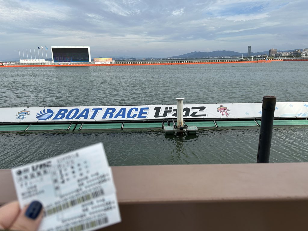 hirotochika's tweet photo. 琵琶湖にバーベキューしにきたのに何故かボートレースに https://t.co/cOtguNzzj9