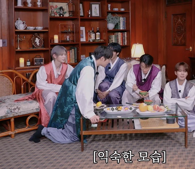 jyumon_'s tweet photo. 저 미니 수박 맛있었나바ㅋㅋㅋㅋ
수박사랑단♡답게 입맛 짜압... 짭 다시다가 산통깨는 수박마싯냐? 한마디에 캡형한테 한대 맞았는데 아랑곳X
그저 사니닝한테 수박 더주데요 송거북 됨 https://t.co/vje0tfVUCm