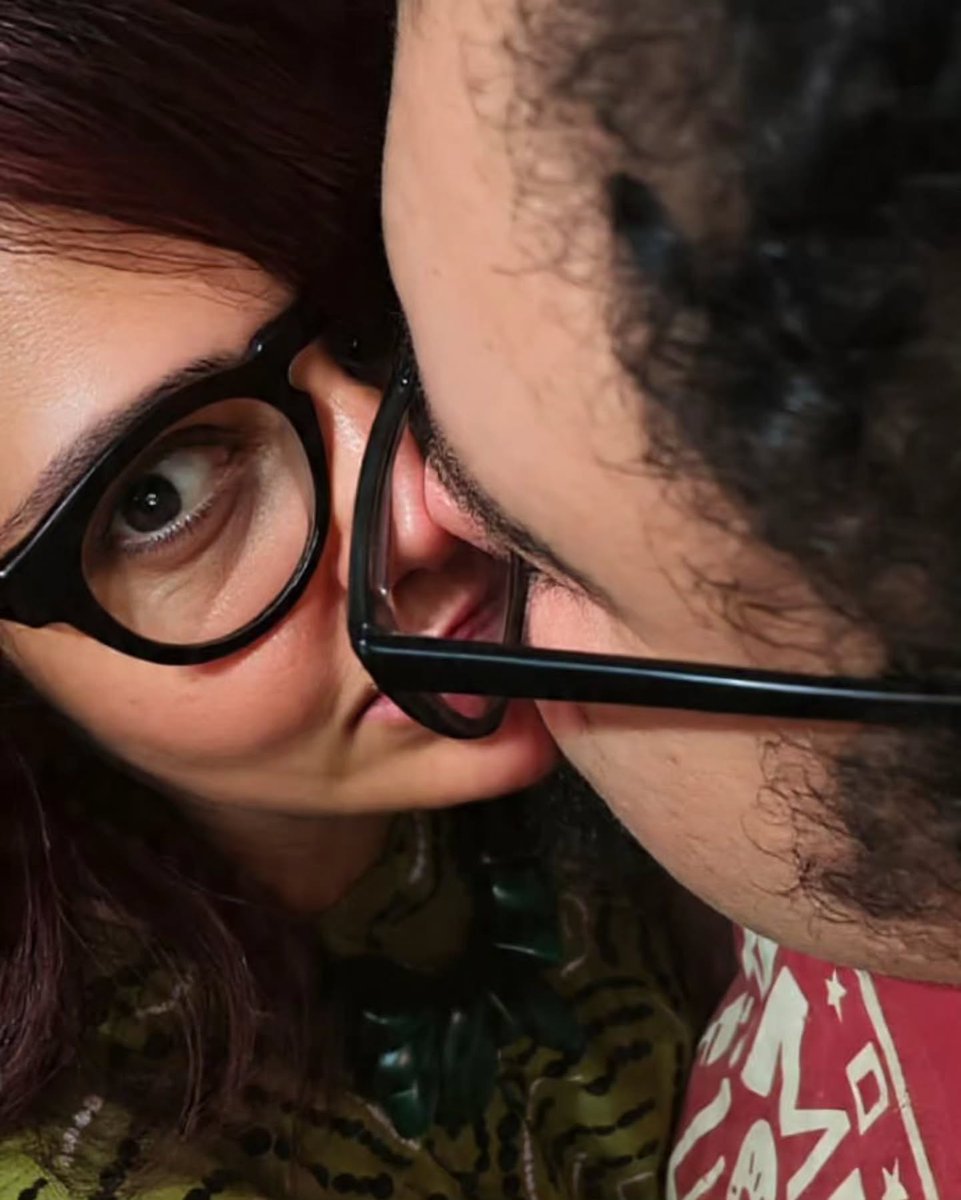 ManualMolle's tweet photo. Vidas inteiras pulsam em comunhão. Um beijo, um grande amor. O amor que não precisa provar nada: apenas pulsar. https://t.co/YpgW7CLFbv