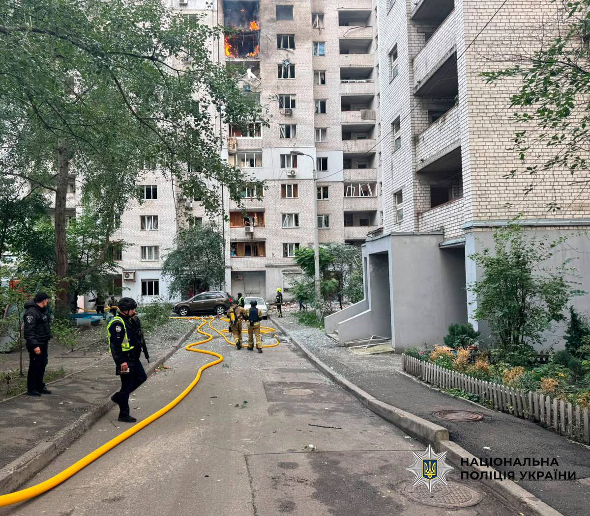 InvestigatorUa's tweet photo. Російський дрон влучив у 16-поверховий будинок у Печерському районі Києва. Загинув 14-річний хлопчик. Щонайменше семеро мешканців отримали поранення. Інформація щодо кількості потерпілих уточнюється.

Читати більше: https://t.co/OedQFVeitE https://t.co/8FZfpSuedY