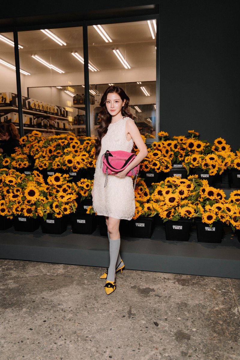 mintmag_th's tweet photo. สวยออร่า! เสิร์ฟโมเมนต์สวยของสาว ‘ใบเฟิร์น พิมพ์ชนก’ Brand Ambassador ของ Onitsuka Tiger Thailand ขณะที่เดินทางมาร่วมชมแฟชั่นโชว์ Onitsuka Tiger คอลเล็กชั่นใหม่ Spring Summer 2027 ที่จัดขึ้นเมื่อวันพุธที่ผ่านมา ณ มิลาน ประเทศอิตาลี 💚

#Baifernbah
#OnitsukaTigerSS27
#MintNews https://t.co/qcDYxqH0VU